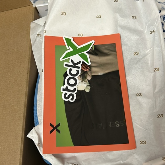 Nike Jordan 1 Mid in University Blue - Picture 15 of 16